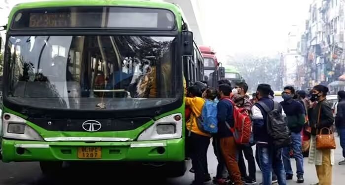 NSO की रिपोर्ट: काम पर जाने वाले सिर्फ 15% लोग ही पब्लिक ट्रांसपोर्ट का इस्तेमाल करते हैं, टू-व्हीलर पर 43 % कर्मचारी निर्भर