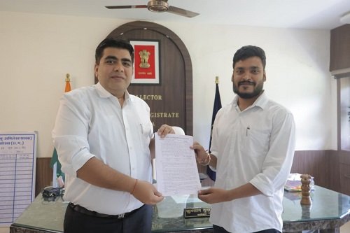 कलेक्टर कुणाल दुदावत ने राहुल जायसवाल को सौंपा अनुकम्पा नियुक्ति पत्र