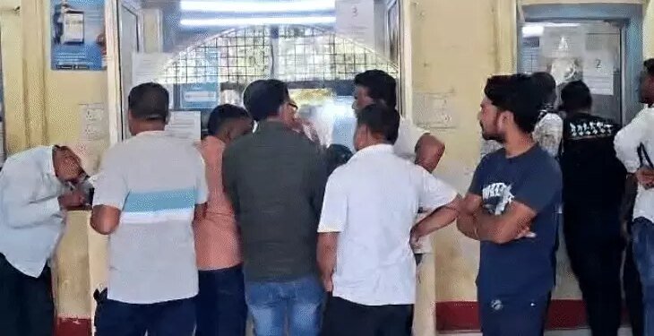 बिलासपुर-जोन में रेलवे काउंटर टिकट पर भी यात्रा बीमा शुरू:45 पैसे में 10 लाख का कवर