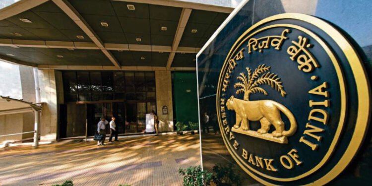 बैंकों के खिलाफ बढ़ती जा रही हैं ग्राहकों की शिकायतें, RBI का सख्त निर्देश, सुधारें अपना सिस्टम