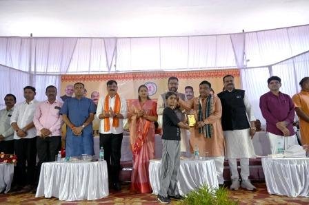 युवा उड़ान कार्यक्रम में प्रतिभावान युवाओं का सम्मान