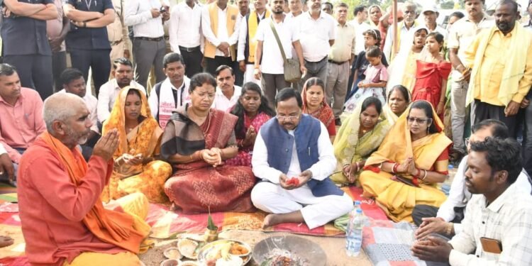 मोरन नदी पर बनेगा पुल, महाअष्टमी पर मंत्री नेताम ने किया भूमिपूजन
