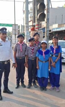 यातायात नियमों के प्रति जागरूकता लाने सड़क पर उतरे एनसीसी, स्काउट गाइड और एनएसएस कैडेट