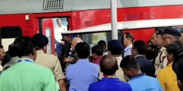 RSS प्रमुख को रेलवे-स्टेशन पर ट्रेन का करना पड़ा इंतजार:45 मिनट लेट से उसलापुर पहुंची अमरकंटक-एक्सप्रेस, मोहन भागवत जबलपुर के लिए रवाना
