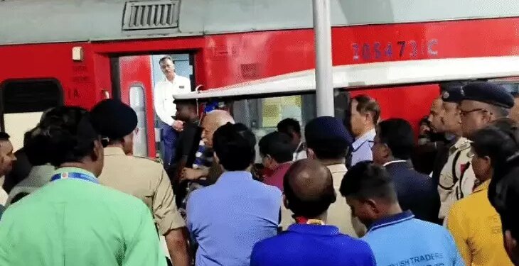 RSS प्रमुख को रेलवे-स्टेशन पर ट्रेन का करना पड़ा इंतजार:45 मिनट लेट से उसलापुर पहुंची अमरकंटक-एक्सप्रेस, मोहन भागवत जबलपुर के लिए रवाना