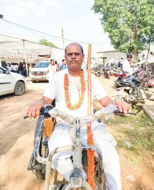 मोटराइज्ड ट्राइसाइकिल मिलने से विजय कुमार की राह हुई आसान