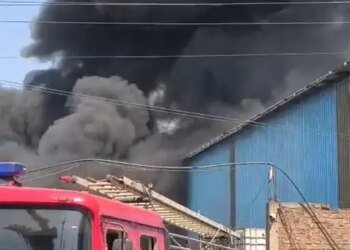 पीथमपुर के स्क्रैप गोडाउन में लगी आग:सेक्टर तीन में तेजी से फैली, आसपास की कंपनियां भी चपेट में आईं