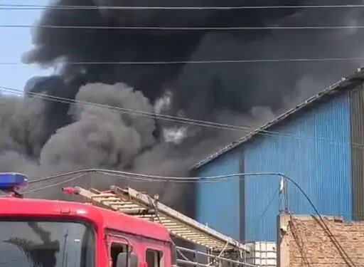 पीथमपुर के स्क्रैप गोडाउन में लगी आग:सेक्टर तीन में तेजी से फैली, आसपास की कंपनियां भी चपेट में आईं