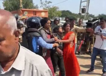 इंदौर- RE-2 के बाधक मकान हटाने पहुंची टीम पर पथराव:पुलिस ने प्लास्टिक पाइप मार-मारकर खदेड़ा-घसीटा; दो घायल, दो हिरासत में