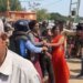 इंदौर- RE-2 के बाधक मकान हटाने पहुंची टीम पर पथराव:पुलिस ने प्लास्टिक पाइप मार-मारकर खदेड़ा-घसीटा; दो घायल, दो हिरासत में
