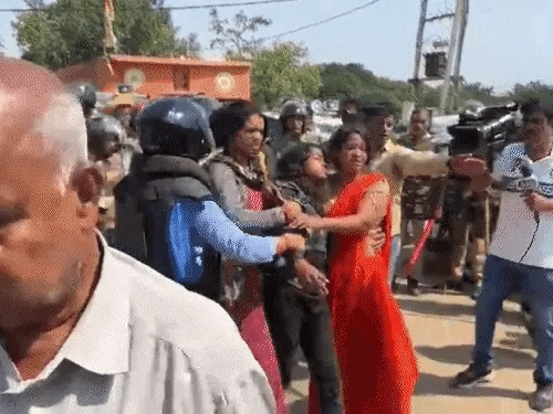 इंदौर- RE-2 के बाधक मकान हटाने पहुंची टीम पर पथराव:पुलिस ने प्लास्टिक पाइप मार-मारकर खदेड़ा-घसीटा; दो घायल, दो हिरासत में