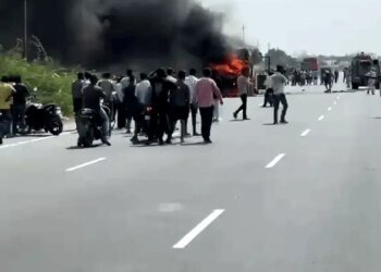 मुख्यमंत्री सुगम परिवहन सेवा की बस में भीषण आग:उज्जैन में बस जलकर खाक, फायर ब्रिगेड की टीम बुझाने का कर रही प्रयास