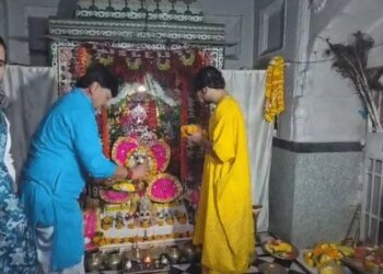 धीरेंद्र शास्त्री बोले-घर से न निकले तो तुम सबसे-बड़े बुजदिल:दमोह में कहा-मुसीबत आई तो भी छत पर खड़े रहोगे; जेसीबी से बरसाए फूल