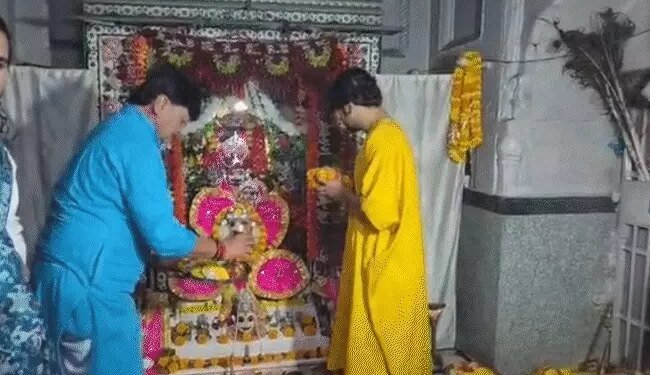 धीरेंद्र शास्त्री बोले-घर से न निकले तो तुम सबसे-बड़े बुजदिल:दमोह में कहा-मुसीबत आई तो भी छत पर खड़े रहोगे; जेसीबी से बरसाए फूल