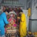 धीरेंद्र शास्त्री बोले-घर से न निकले तो तुम सबसे-बड़े बुजदिल:दमोह में कहा-मुसीबत आई तो भी छत पर खड़े रहोगे; जेसीबी से बरसाए फूल