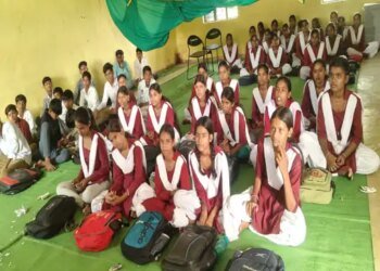 रोंड़ा में 3 कमरे 4 कक्षाएं:नेट की ओट से पढ़ा रहे 9वीं-11वीं, नाऊढाना में जिसकी ज्यादा संख्या वही क्लास लगती है हॉल में