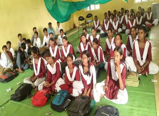 रोंड़ा में 3 कमरे 4 कक्षाएं:नेट की ओट से पढ़ा रहे 9वीं-11वीं, नाऊढाना में जिसकी ज्यादा संख्या वही क्लास लगती है हॉल में