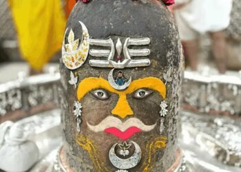 गुरुवार को भस्म आरती में महाकाल को भांग-चंदन से सजाया:रजत मुकुट और मुंडमाला धारण कर साकार स्वरूप में दिए दर्शन