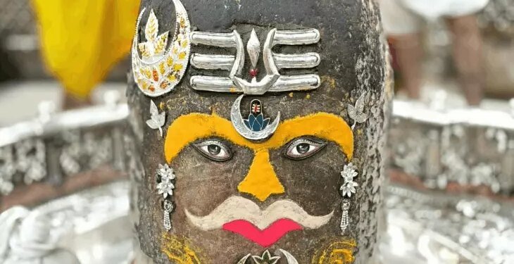 गुरुवार को भस्म आरती में महाकाल को भांग-चंदन से सजाया:रजत मुकुट और मुंडमाला धारण कर साकार स्वरूप में दिए दर्शन