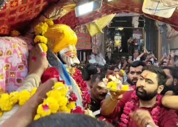बाबा महाकाल पर ड्रोन से बरसाए 500 किलो फूल:विजयादशमी पर निकली सवारी; पुलिस ने दी सलामी, भजनों और जनजातीय नृत्य से गूंजा उज्जैन