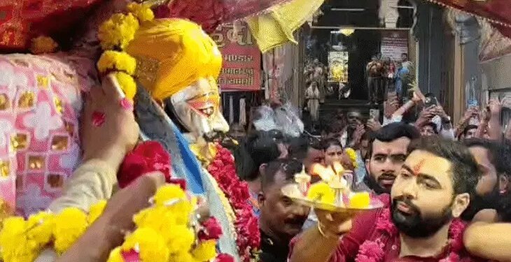 बाबा महाकाल पर ड्रोन से बरसाए 500 किलो फूल:विजयादशमी पर निकली सवारी; पुलिस ने दी सलामी, भजनों और जनजातीय नृत्य से गूंजा उज्जैन
