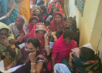 फर्श पर बैठकर इंतजार करती रहीं गर्भवती महिलाएं, 15-15 दिन की वेटिंग