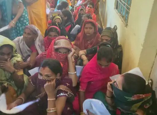 फर्श पर बैठकर इंतजार करती रहीं गर्भवती महिलाएं, 15-15 दिन की वेटिंग