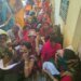 फर्श पर बैठकर इंतजार करती रहीं गर्भवती महिलाएं, 15-15 दिन की वेटिंग