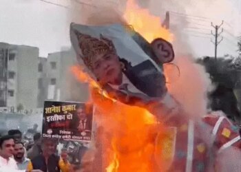 कांग्रेसियों ने दशहरे पर जलाया ज्ञानेश कुमार का पुतला:भोपाल सहित प्रदेश भर में CEC के पुतले जलाए