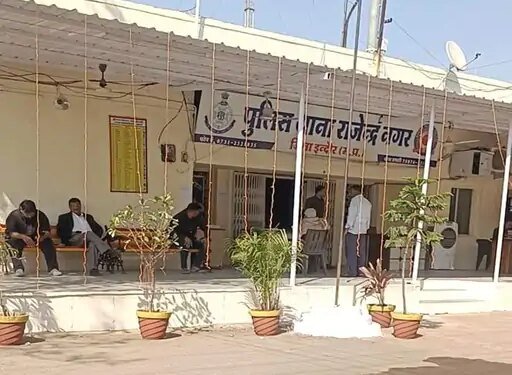 इंदौर में रिटायर्ड SI से 40 लाख की धोखाधड़ी:बेटे के कारोबार के लिए 50 लाख का सरकारी लोन दिलाने का झांसा; आरोपी हिरासत में