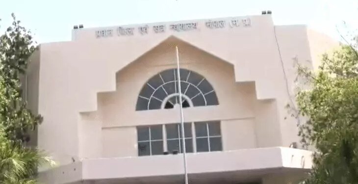 लव-प्रपोजल ठुकराया तो छात्रा पर एसिड अटैक करवाया:चेहरा-आंख झुलसे; कोचिंग में साथ पढ़ते थे, हमले से पहले दोस्त की शादी कराई