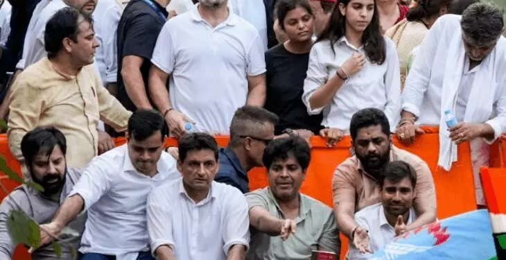 विपक्ष के कल के प्रदर्शन पर 4 FIR:राहुल ने आज विपक्षी नेताओं को चाय पर बुलाया; INDIA ब्लॉक प्रेस कॉन्फ्रेंस कर सकता है