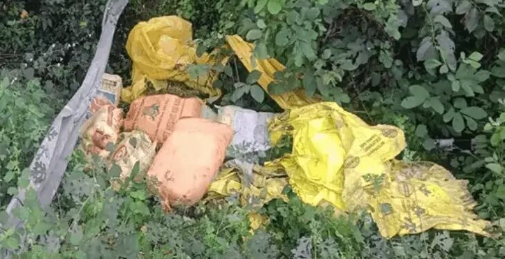 एडवोकेट हाईकोर्ट लिखी कार से गांजा जब्त:सूरजपुर में ट्रक पलटने से 1.19 करोड़ का गांजा मिला, प्लास्टिक की बोरियों में छुपाया गया था