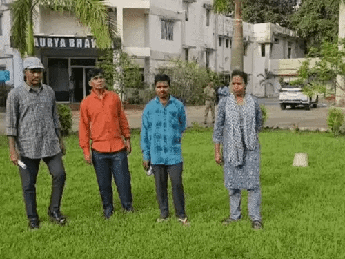 हथियार छोड़ किताबों से जुड़े 8 सरेंडर नक्सली:सभी ने 10वीं की परीक्षा पास की; पूर्व नक्सली कमांडर भास्कर और गीता फर्स्ट डिवीजन से पास