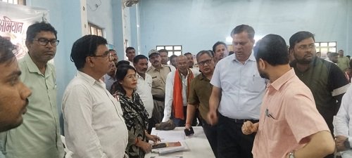 सेवा सेतु शिविर में पहुंचे कमिश्नर और कलेक्टर