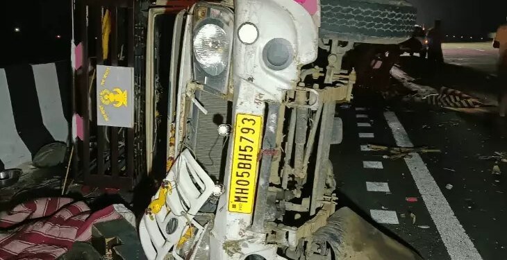 महाराष्ट्र के अमरावती में ट्रक-पिकअप वैन की टक्कर, 7 मौतें:18 घायल; समृद्धि हाईवे पर हादसा, देवी दुर्गा की प्रतिमा लेकर जा रहे थे लोग
