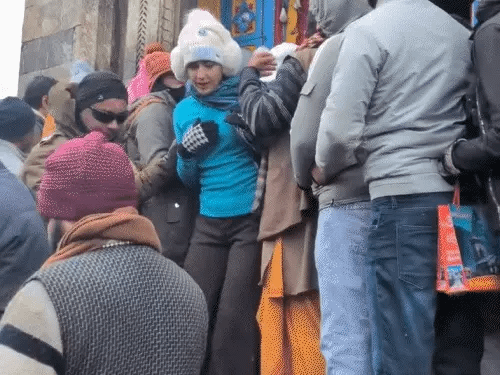 सारा अली खान ने किए केदारनाथ के दर्शन:बर्फबारी में ठिठुरीं, अधिकारियों से बनाई दूरी